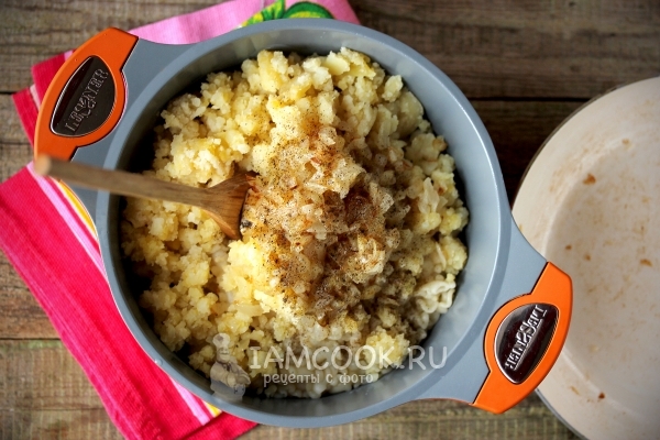 Добавить обжаренный лук и перец