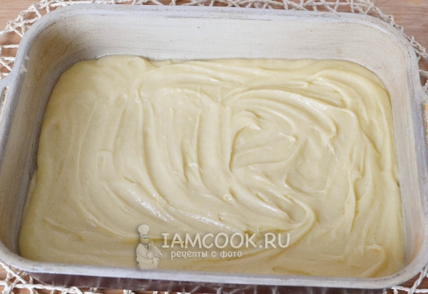 Выложить тесто в форму