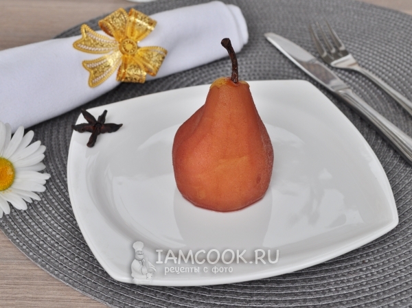 Положить на тарелку грушу