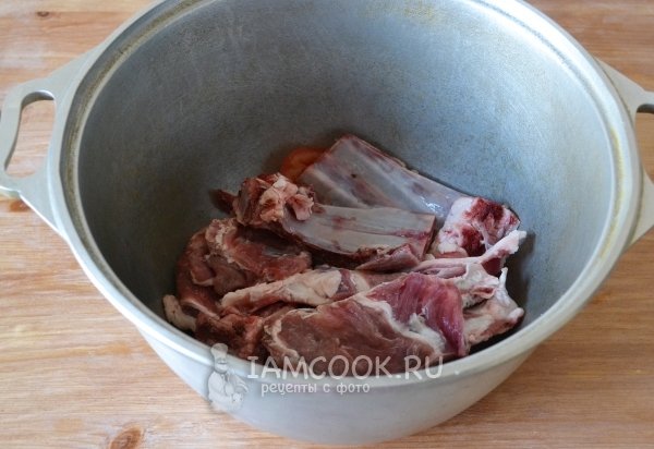 Положить баранину