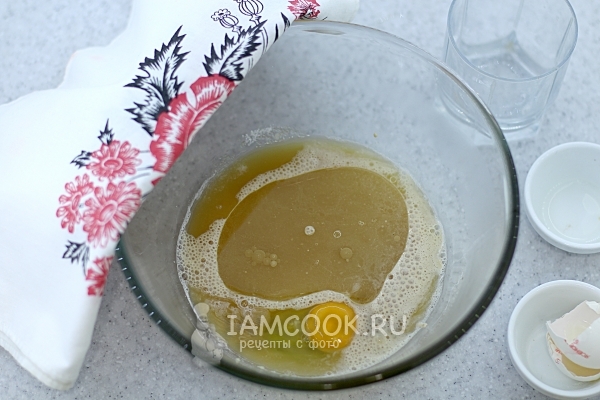 Добавить яйцо и масло