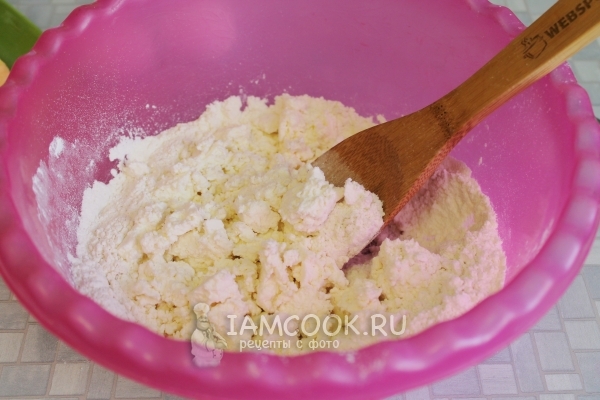 Положить творог