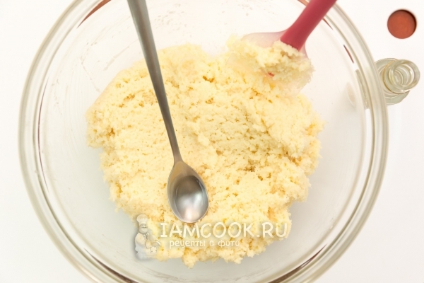 Смешать сгущенку с кокосовой стружкой