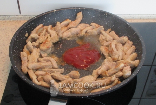 Положить соус