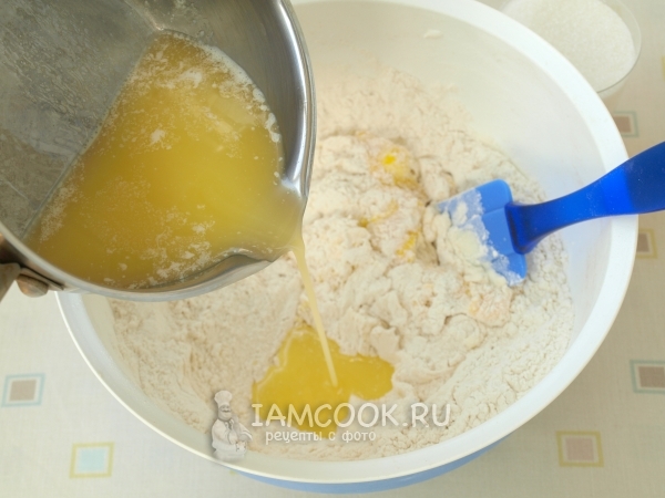 Добавить яйцо и сливочное масло