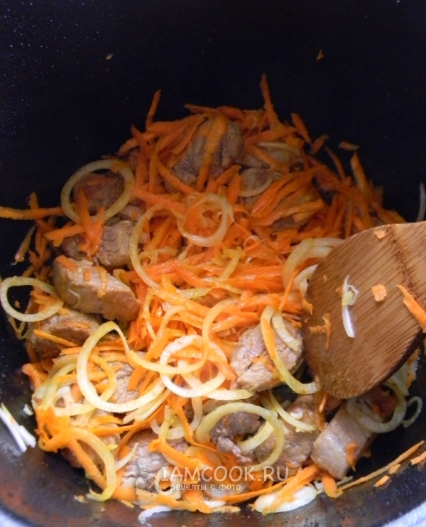 Обжарить овощи с мясом