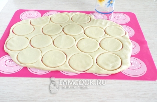 Вырезать из теста кружки