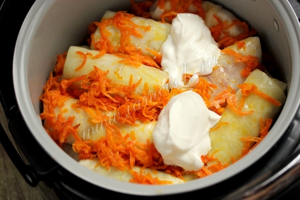 Выложить голубцы в кастрюлю