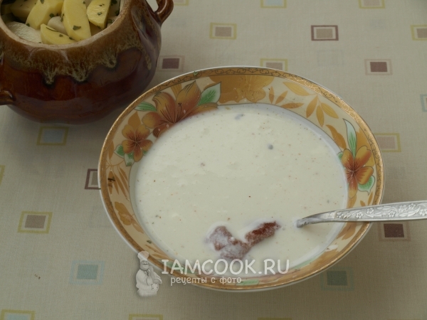 Соединить сметану с водой и томатной пастой