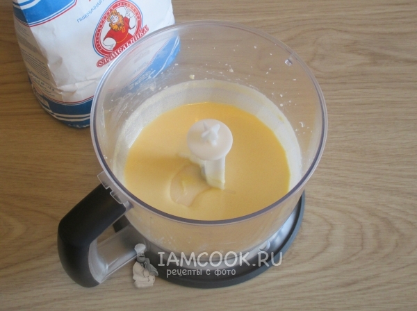 Взбить маслянно-яичную смесь