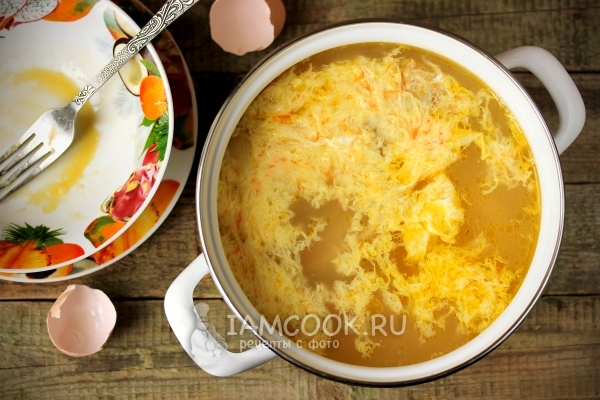Яйцо в бульоне