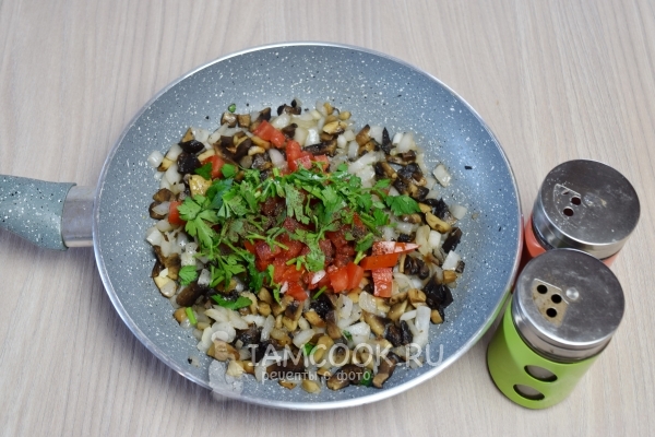 Добавить помидоры и петрушку