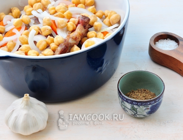 Положить в кастрюлю нут