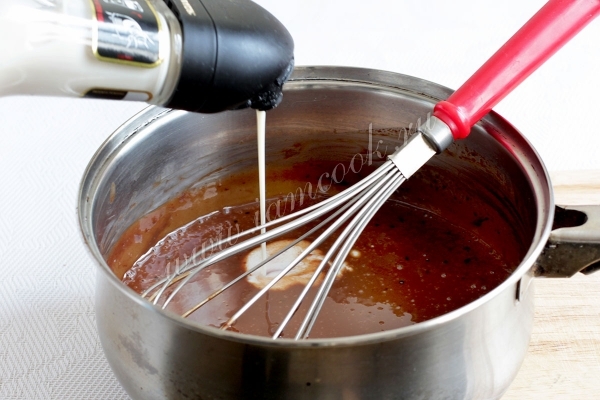 Влить сливки в шоколад