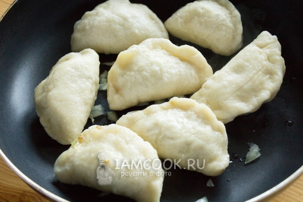 Выложить вареники на сковороду