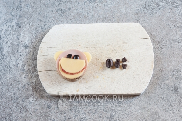 Сделать из маслин глаза