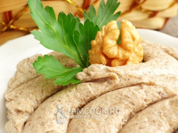 Украсить паштет орехом и петрушкой