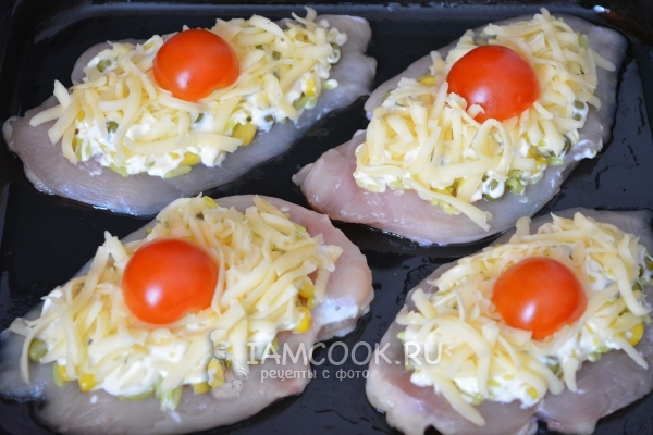 Положить сыр и помидор