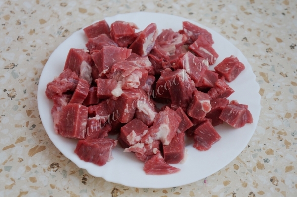 Мясо нарезать кубиками
