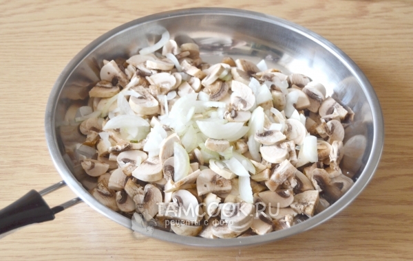 Положить лук к грибам