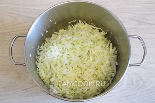Сложить капусту в кастрюлю