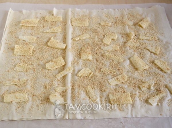 Положить на листы фило сливочное масло и сухари