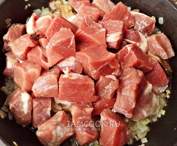 Положить мясо к луку в сковороду