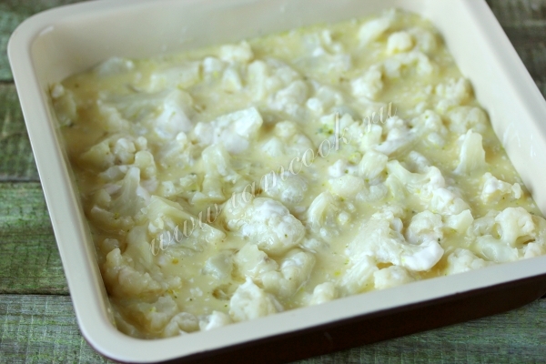 Залить капусту яйцами и сырным соусом