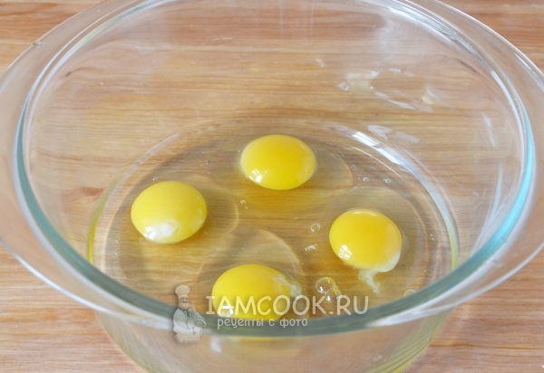 Вбить яйца в тарелку