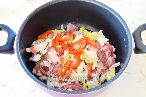 Добавить лук и перец