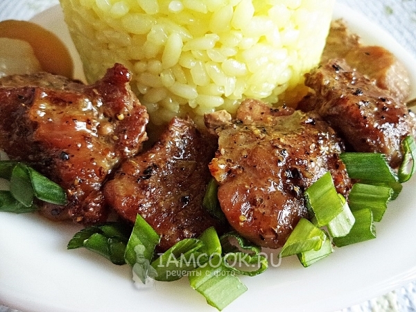 Готовое мясо, запечённое в маринаде