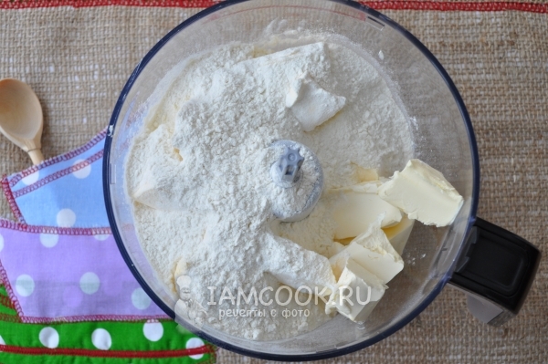 Смешать муку, масло и крахмал