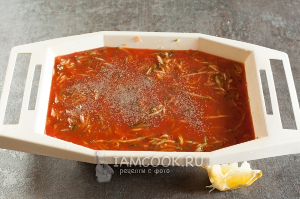 Добавить томатный сок, соль и перец