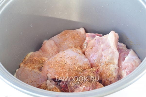 Посыпать курицу специями