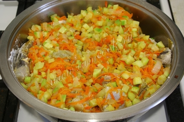 Тушим рыбу с овощами