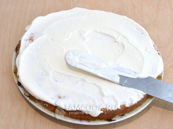 Смазать корж кремом