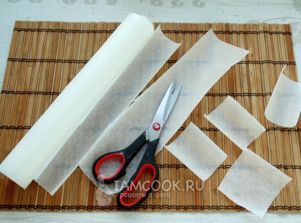 Нарезать бумагу для выпечки