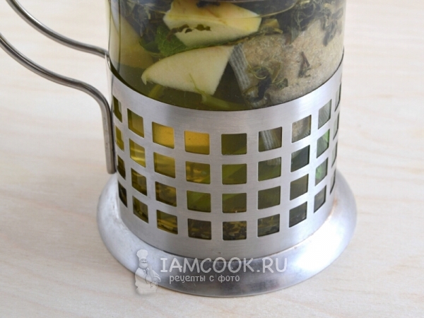 Готовый зеленый чай с яблоком, мятой и ромашкой