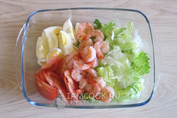 Порезать яйца, салат и помидор