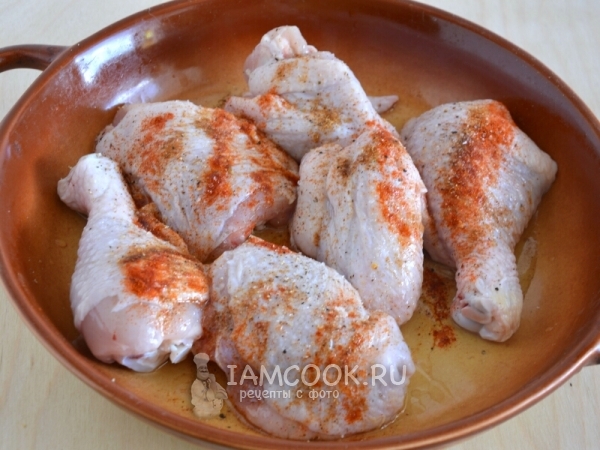 Натереть курицу специями