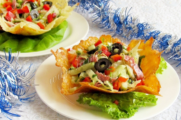 Праздничный салат с колбасой в сыре