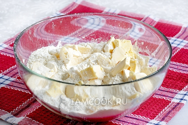 Положить кусочки масла