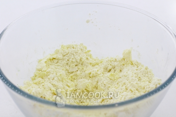 Перетереть муку с маслом в крошку