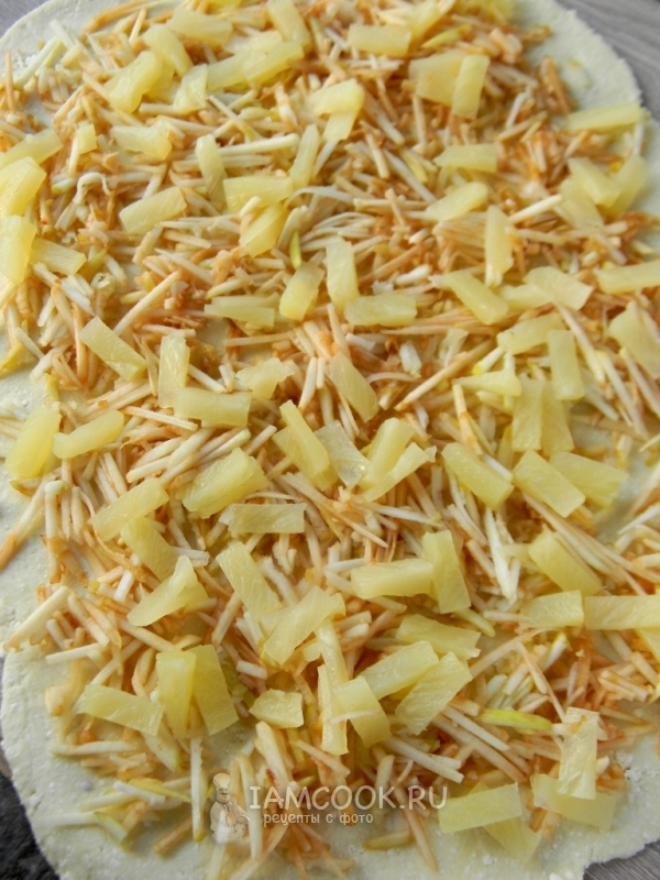 Положить на тесто начинку