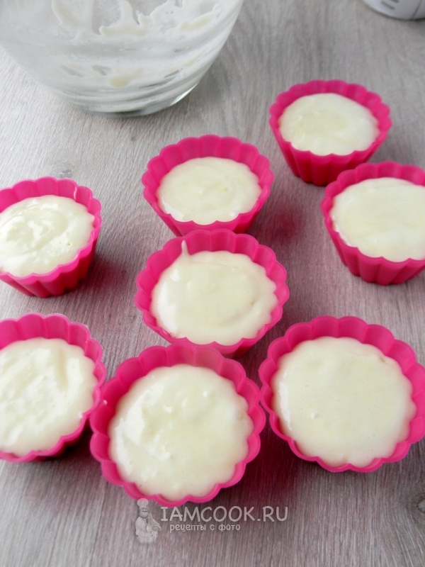 Разложить тесто по формочкам