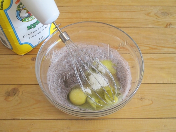 Добавить яйца и сахар