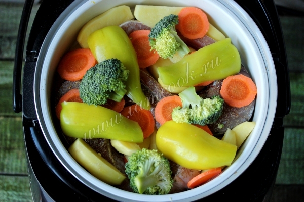 Добавить перец и капусту брокколи