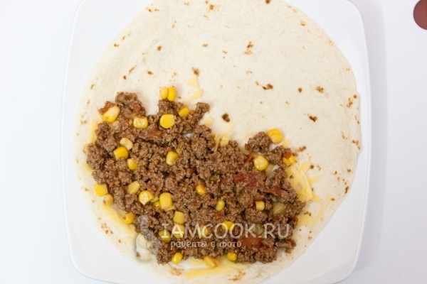 Положить на сыр фарш