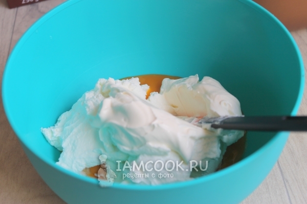 Соединить пудинг, желтки и творог