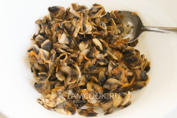 Обжарить грибы с морковью
